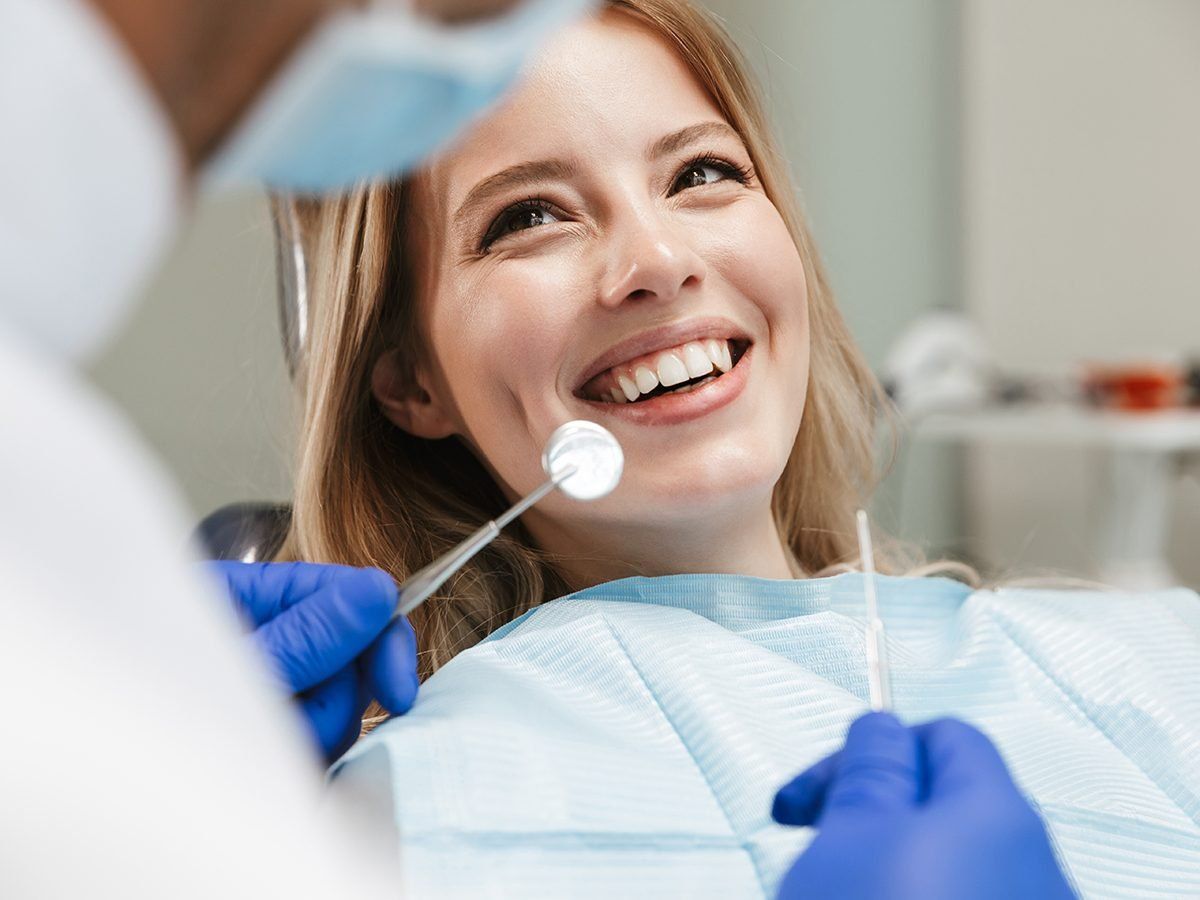 Пациентка на преглед в дентален кабинет Smile Care