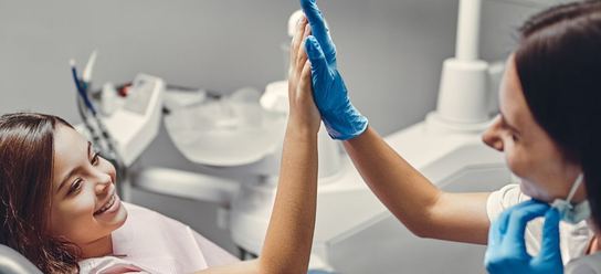 Д-р Соклева с пациент в Smile Care