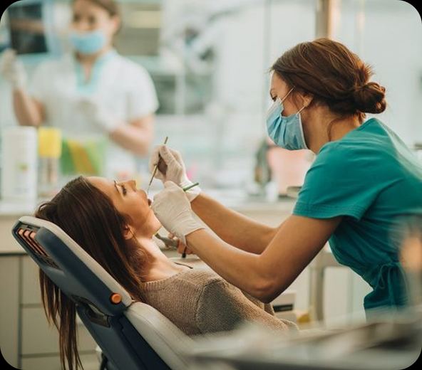 Д-р Соклева с пациент в Smile Care